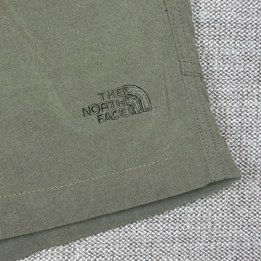 The North Face Mens Olive Green Belted Nylon Hiking Shorts Medium Pleated Retro